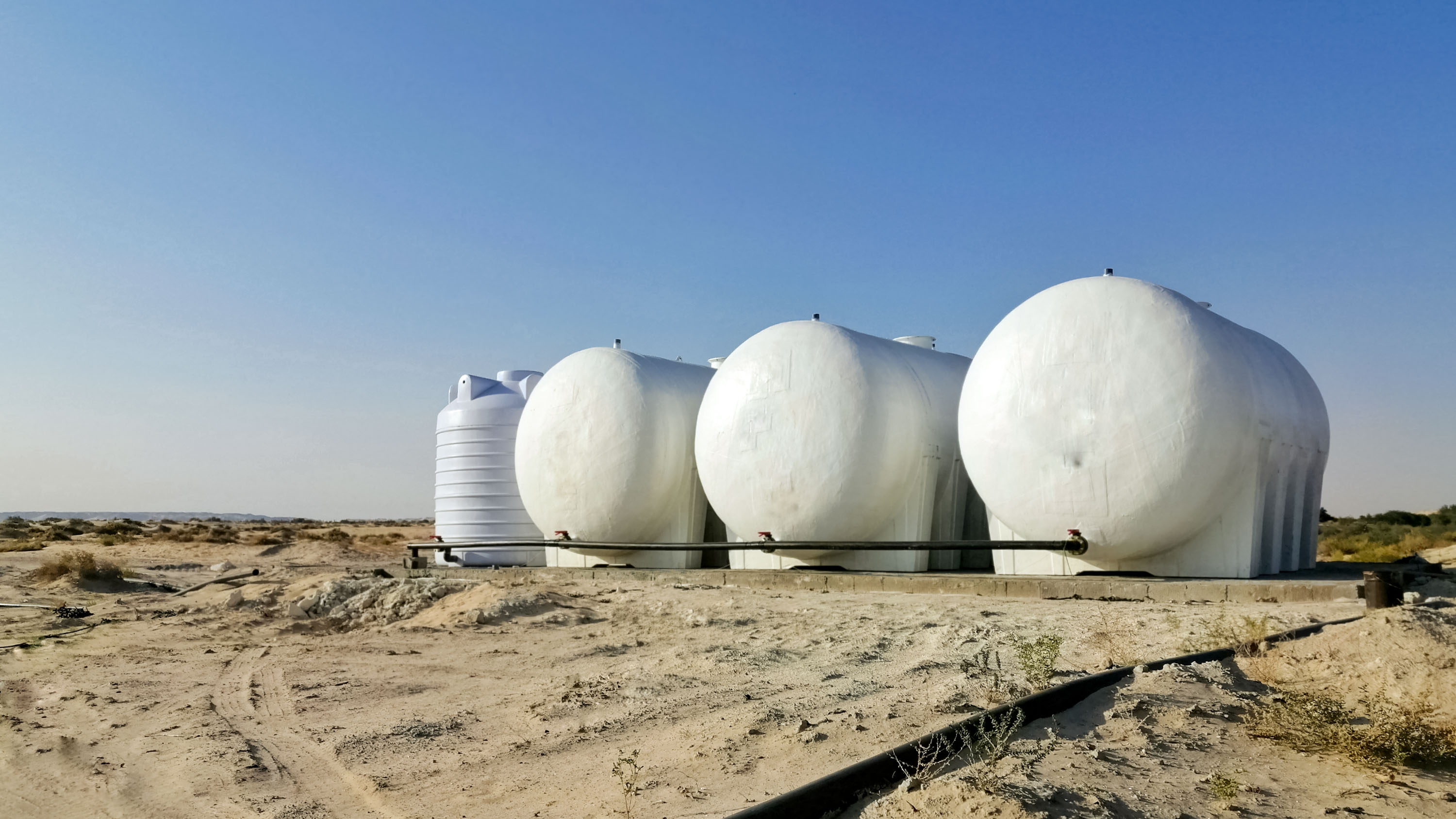 Крупная установка водяных резервуаров в середине пустыни