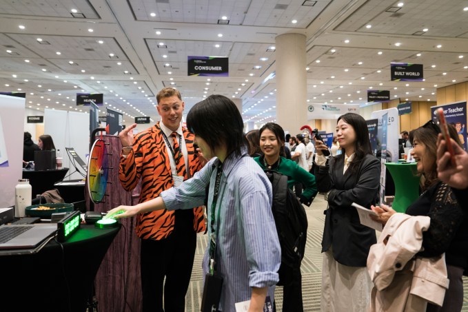 Участник выставки TechCrunch Disrupt 2026